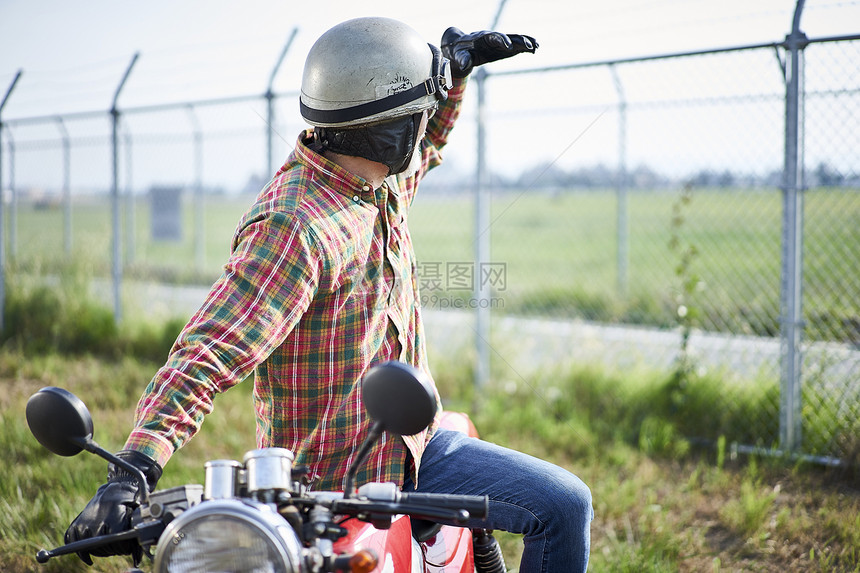 户外骑摩托车的人图片