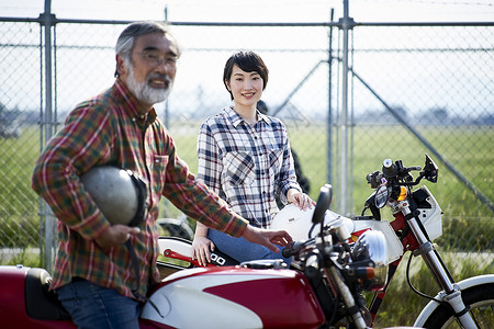 老年人和妇女骑摩托车图片