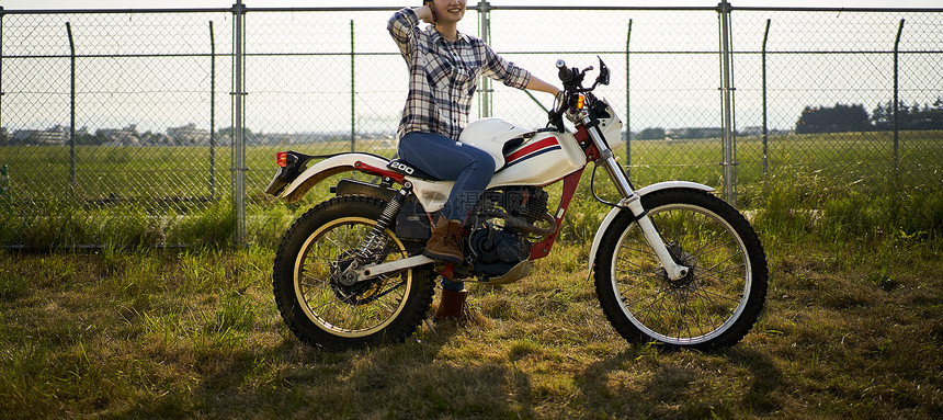 骑摩托车的女人图片