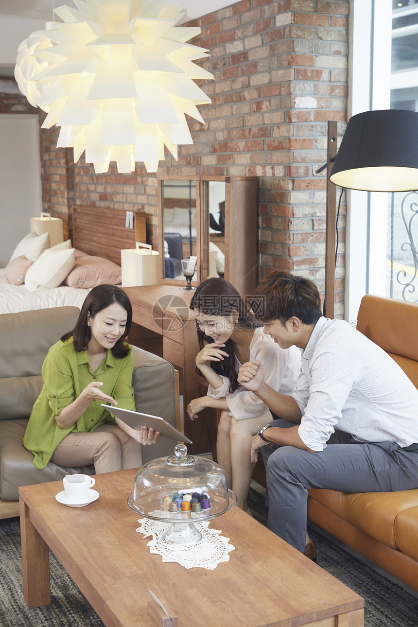 年轻的情侣做婚前准备图片