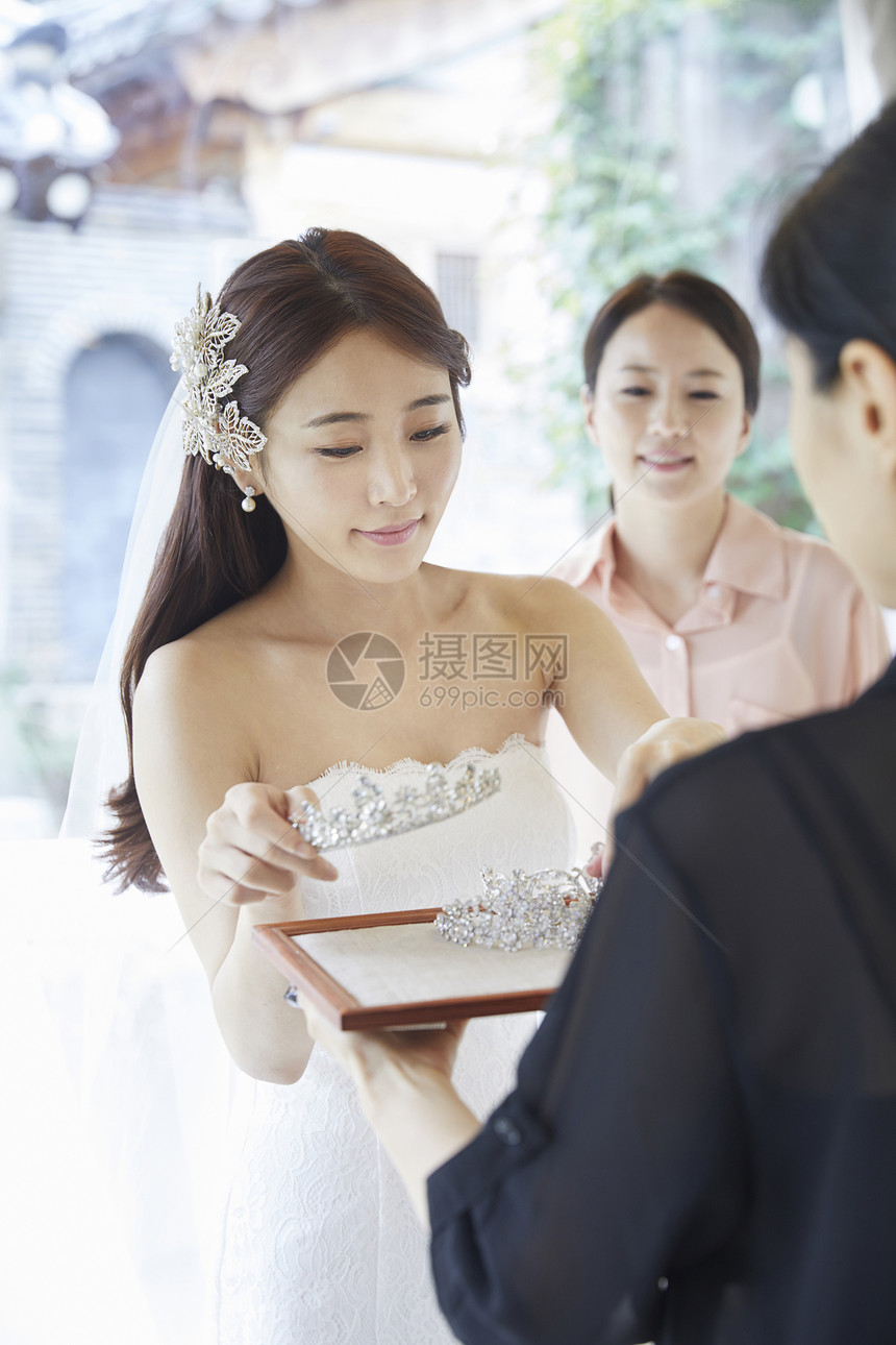 年轻女性举行婚礼仪式图片