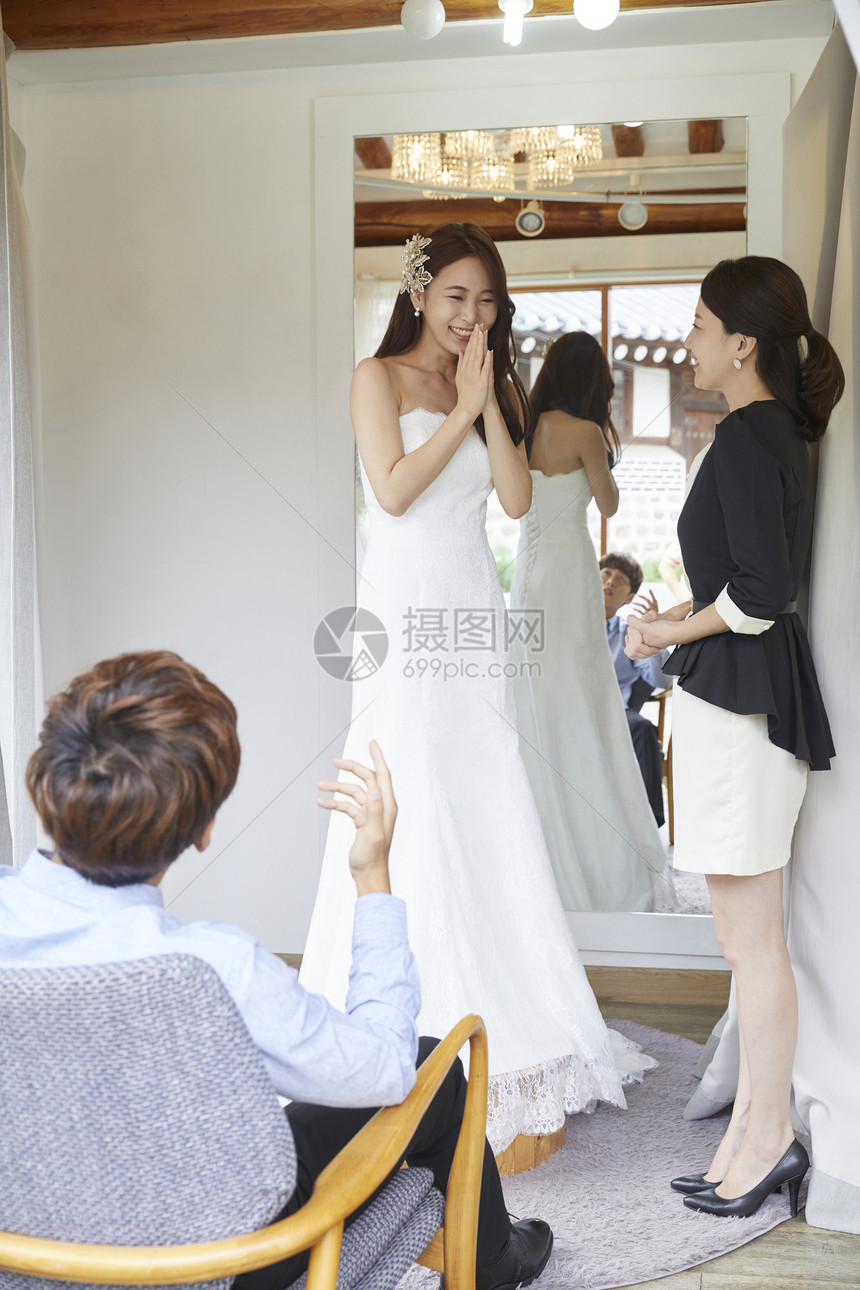年轻女性举行婚礼仪式图片