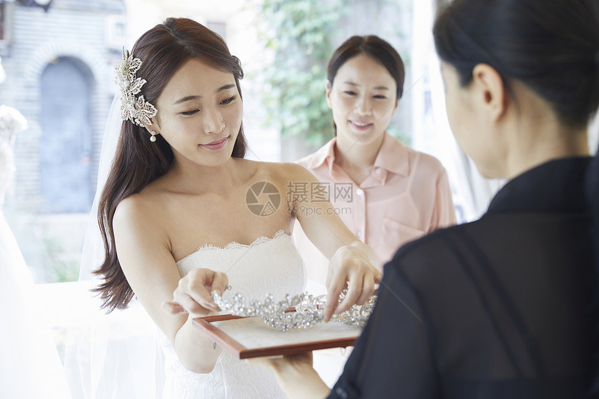 年轻女性举行婚礼仪式图片