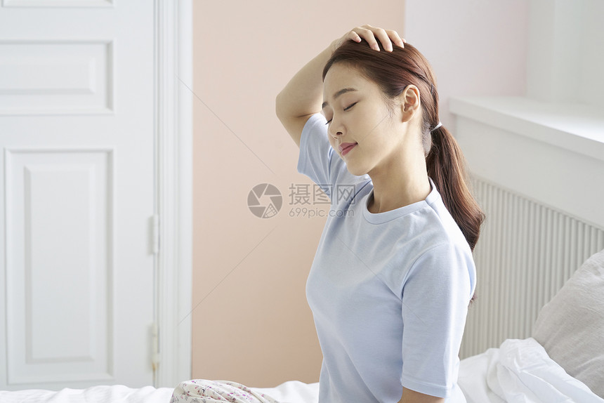 在床上休息的年轻女子图片
