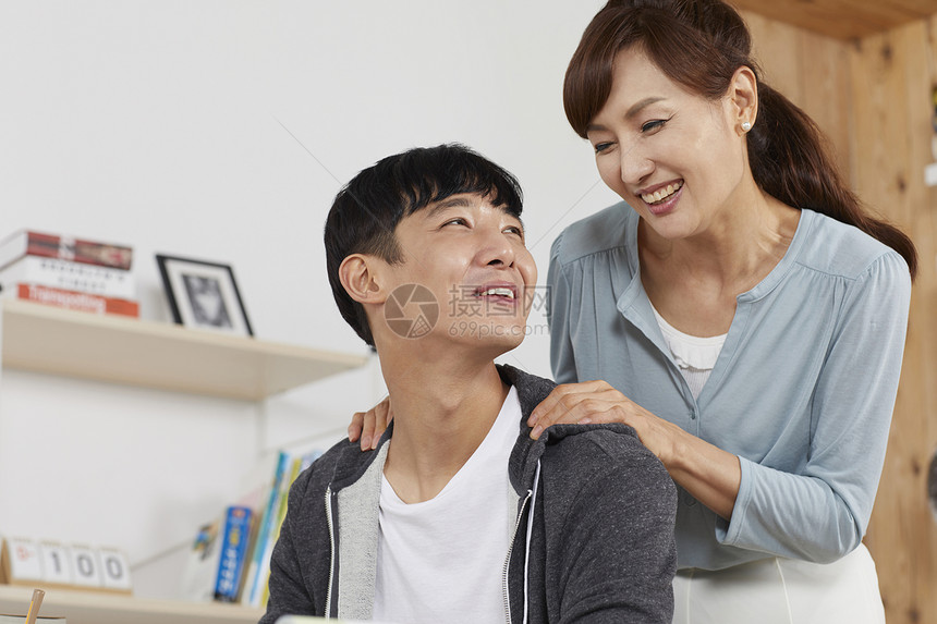 妈妈鼓励学习的男孩图片