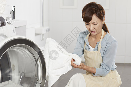 洗衣服的家庭主妇图片