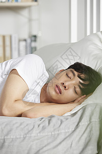 睡眠中的男性青年图片