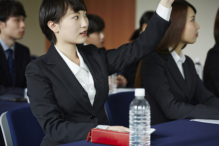 商务研讨会上的女士举手图片
