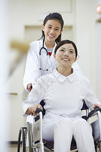 医护照顾病人推着轮椅图片