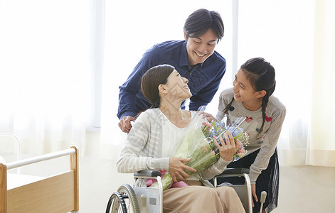 病人出院家人们迎接出院的女人背景