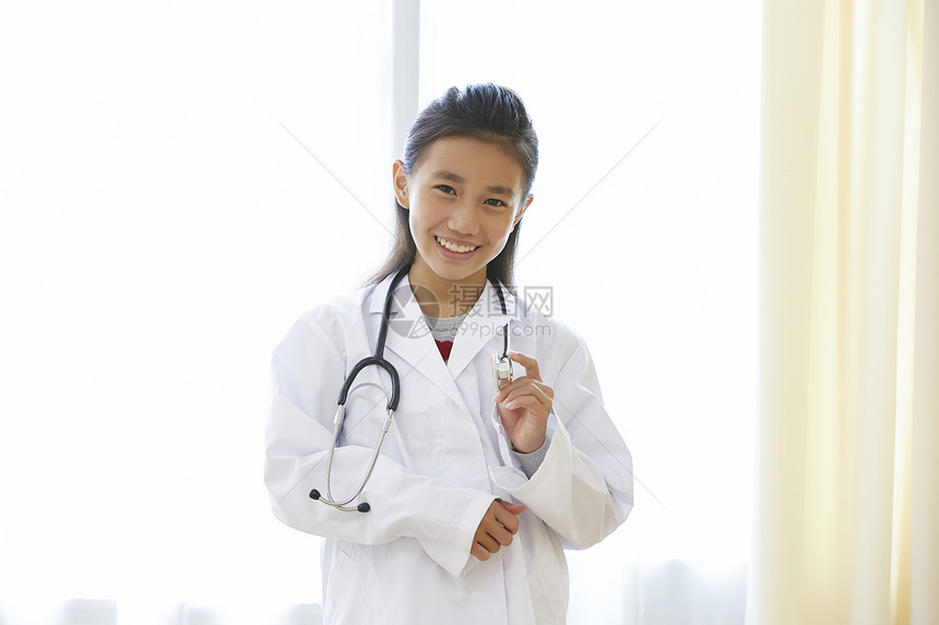 小女孩模拟医生使用听诊器图片