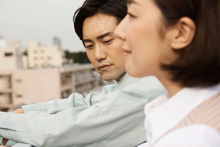 天台上的复古职场男女图片