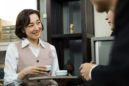 喝咖啡交流的商务女性图片
