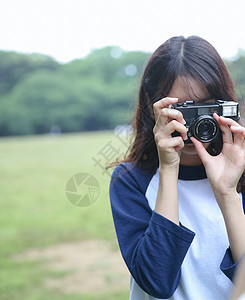 拿着相机女拍摄的女孩背景图片