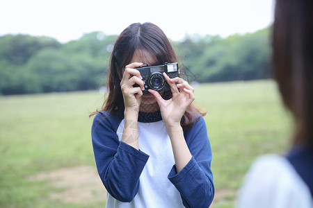 拿着相机女拍摄的女孩图片