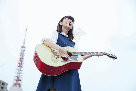 路边街头卖唱的女人背景