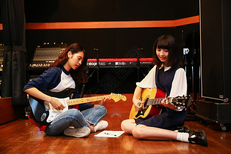 弹吉他的年轻女孩高清图片