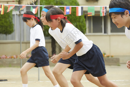 学校运动会比赛跑步的学生们图片