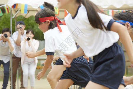 学校运动会比赛的学生们图片