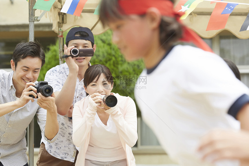 运动会拿着相机拍照记录的父母们图片