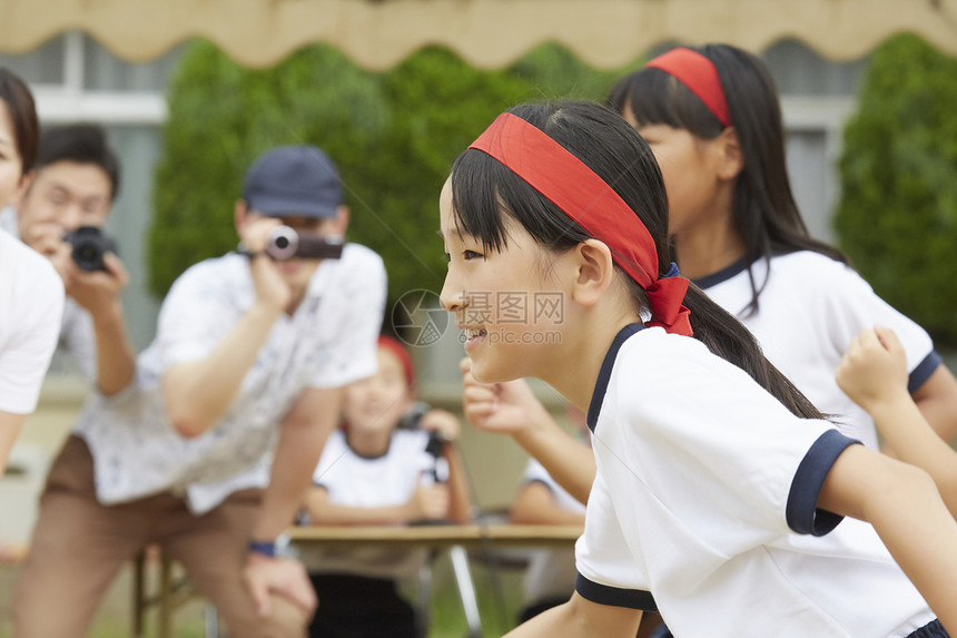 参加跑步比赛的小学学生图片