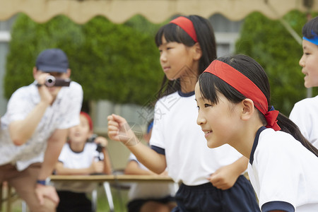 参加运动会的小学学生图片