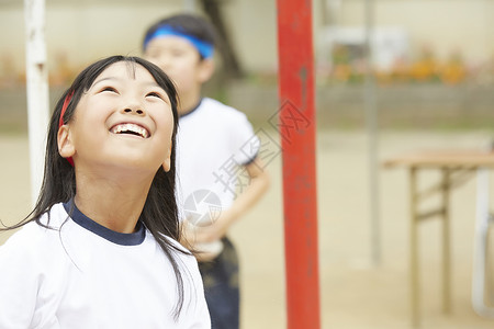 运动会上的小学女生图片