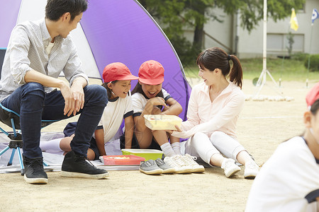 学校运动会野餐的一家人图片