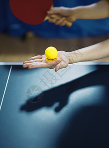 拿着乒乓球发球的手图片