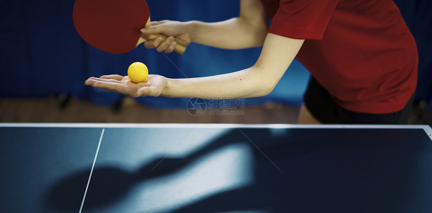 拿着乒乓球发球的手势特写图片