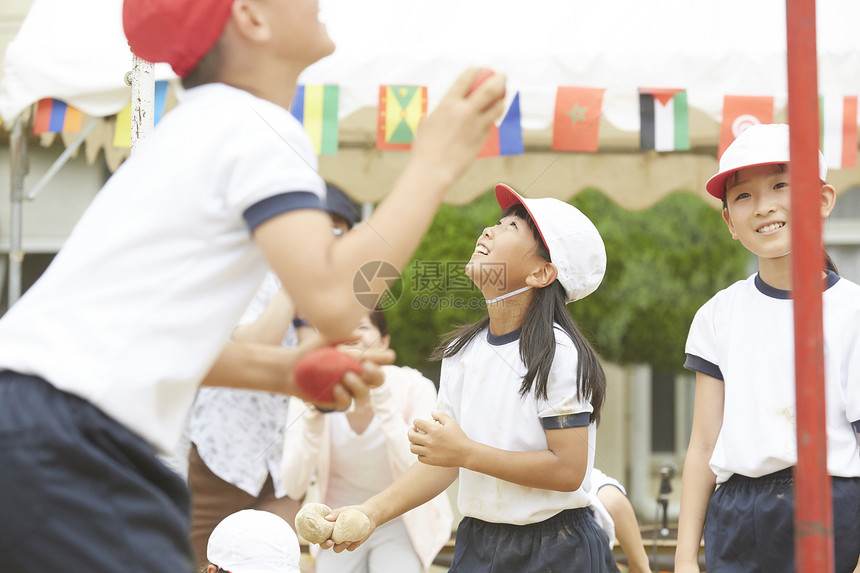 校园运动会上卖力的学生们图片