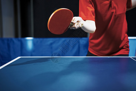 乒乓球运动员拿着球拍的手图片