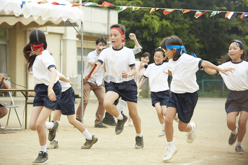 参加运动会的小学生图片