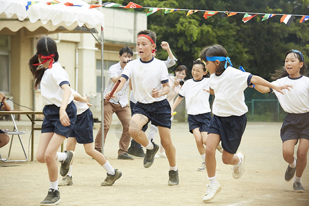 参加运动会的小学生图片