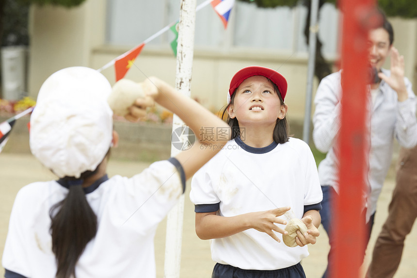 运动会上投球的学生图片