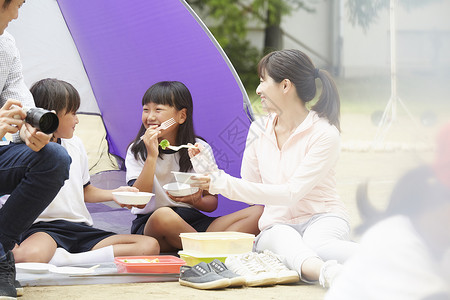 学校亲子运动会的午餐会背景