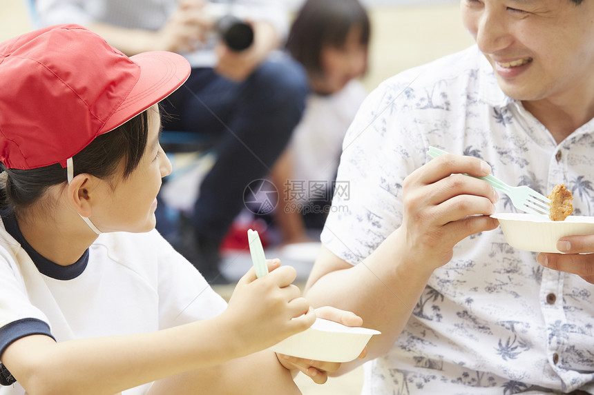 校园运动会的午餐时间图片