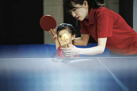 乒乓球兴趣班指导学生的老师图片