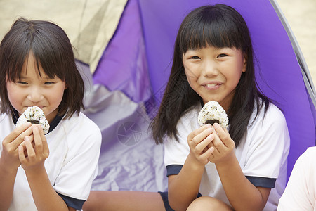 吃饭团吃着饭团微笑的小女孩们背景