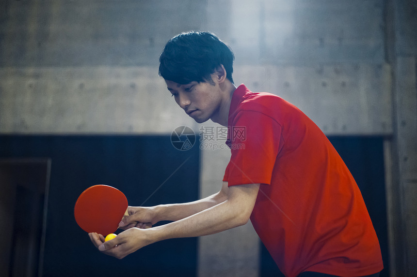 室内乒乓球运动员的男人图片