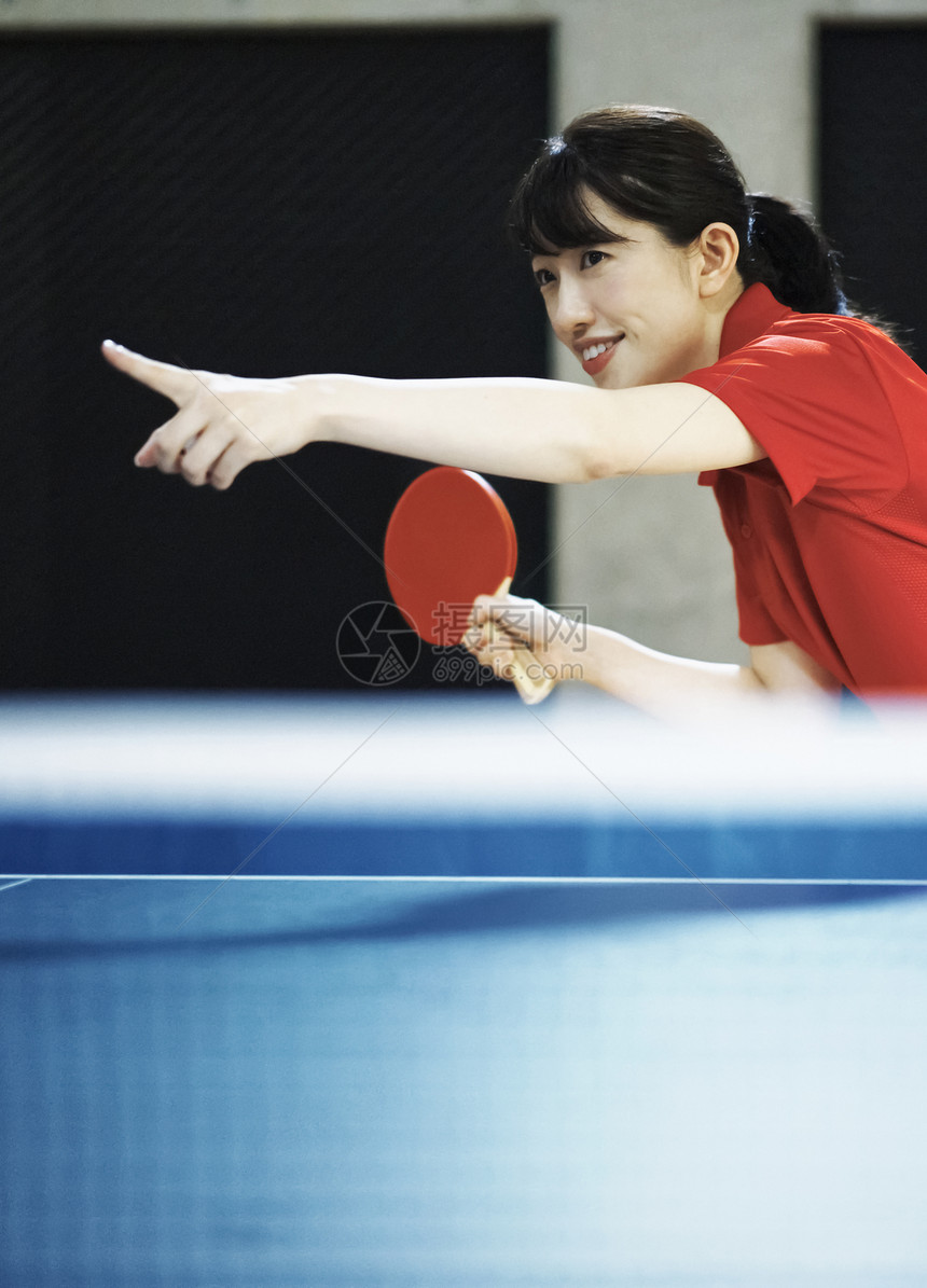 享受愉快打乒乓球运动员的女人图片