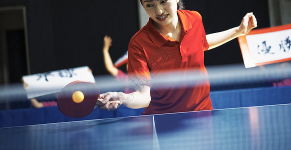女子打乒乓球瞬间图片