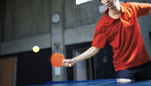 男子打乒乓球瞬间图片