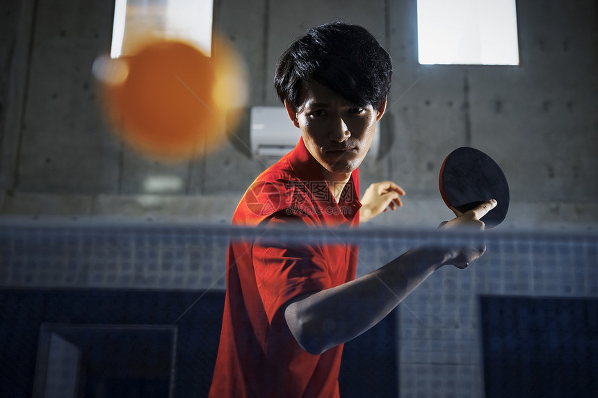 练习游戏年轻乒乓球运动员的男人图片