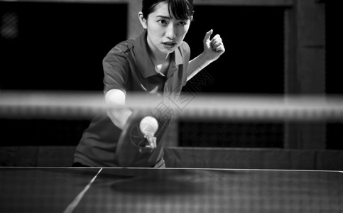 打乒乓球运动员的女人图片