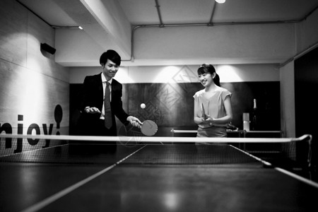 高兴运动腰部击打打乒乓球的夫妇图片
