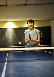 练习打乒乓球的女人图片
