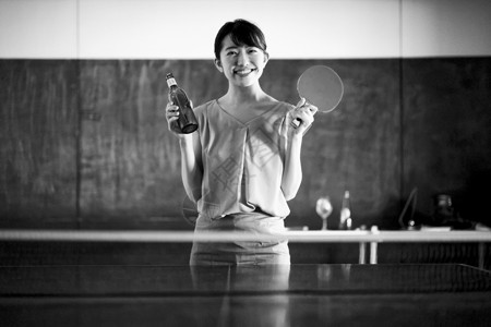 乒乓球酒吧女人 图片