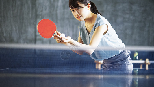 女运动员打乒乓球图片