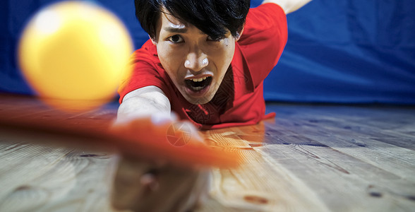 男运动员打乒乓球特写图片